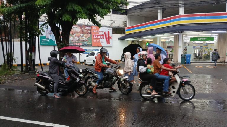 Siswa SMA SINLUI Surabaya Bagikan Takjil Ke Pengguna Jalan Waktu Hujan Deras, Diapresiasi Masyarakat
