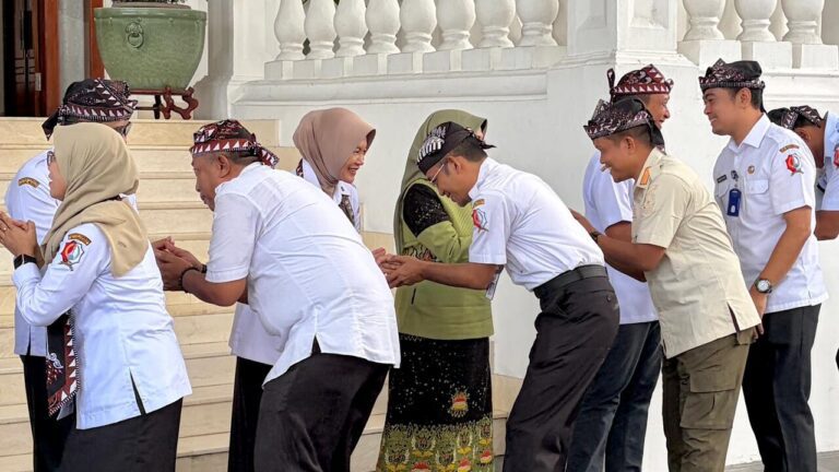 Pimpin Apel ASN Hari Pertama Kerja Pasca Libur Lebaran, Bupati Bojonegoro Tekankan Kebersamaan dalam Pelayanan Publik