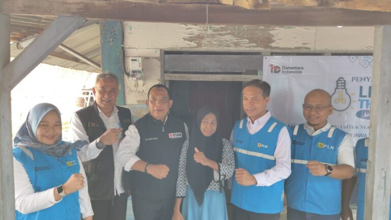 PLN UID Jatim Pasang 350 Listrik Gratis Serentak Lewat Program Light Up the Dream