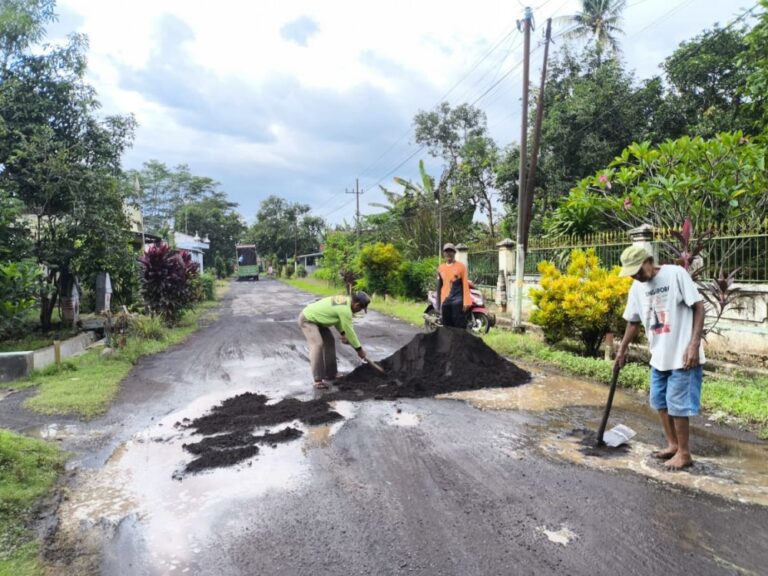 Jalan Ruas Kabupaten Rusak, Pemdes dan Warga Sidorejo Gotong Royong “Ngebruk” Demi Keselamatan