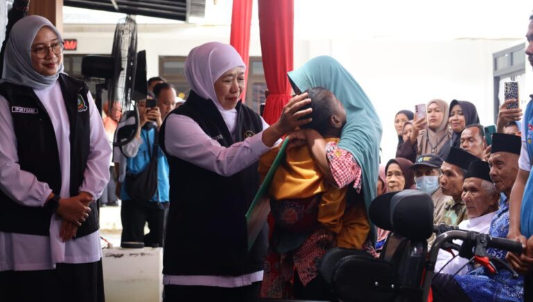 Gubernur Khofifah Salurkan Rp 5,266 Miliar di Banyuwangi untuk Bansos, Zakat Produktif dan Program PMD: Komitmen Pemprov Jatim Lindungi Masyarakat Rentan