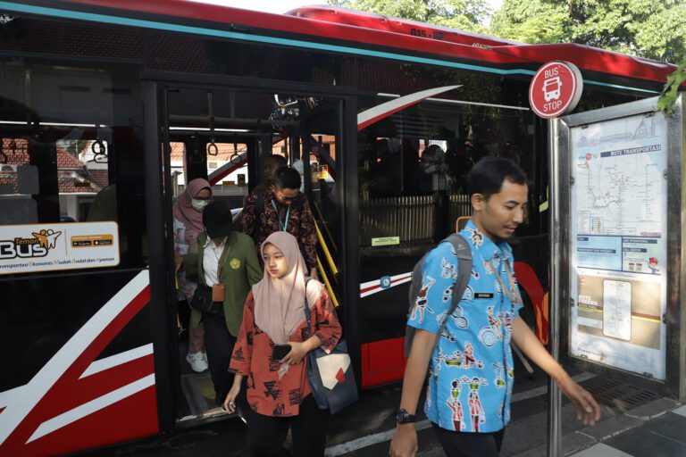 Wali Kota Surabaya Eri Cahyadi Buka Peluang Kerja Sama Transportasi dengan Kampus
