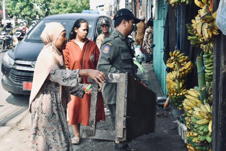 Picu Kemacetan, Pasar Tumpah di Simo Katrungan Surabaya Ditertibkan Satpol PP