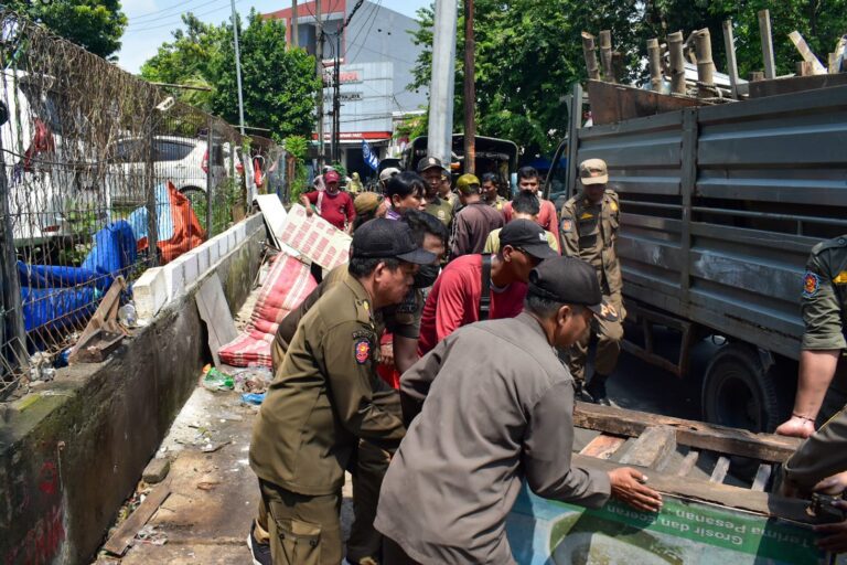Kembalikan Fungsi Drainase, Lapak dan Kanopi di Manukan Ditertibkan