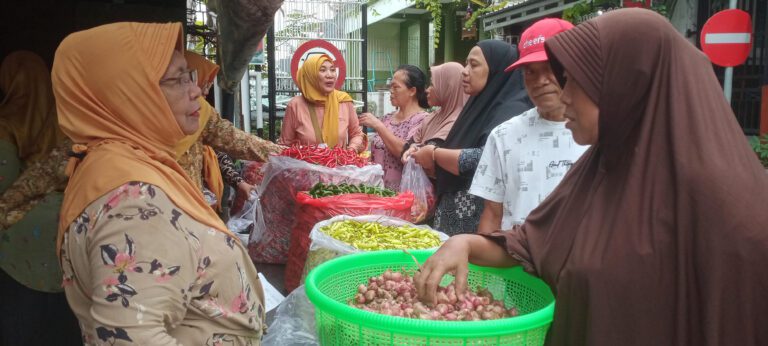 Bazar Murah Aneka Sayuran di Balai RW 12 Bratang Gede Bawang Merah di Jual Rp 27 ribu Perkilogram dan Cabe Rawit Rp 87 Ribu Perkilogram