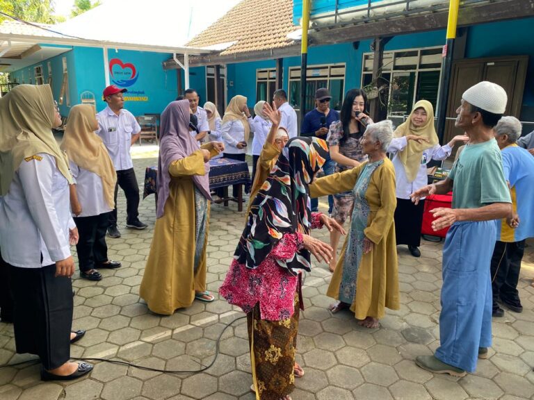 Hadirkan Keceriaan Lebaran, UPT PSTW Banyuwangi Gelar Nyanyi Bersama Lansia