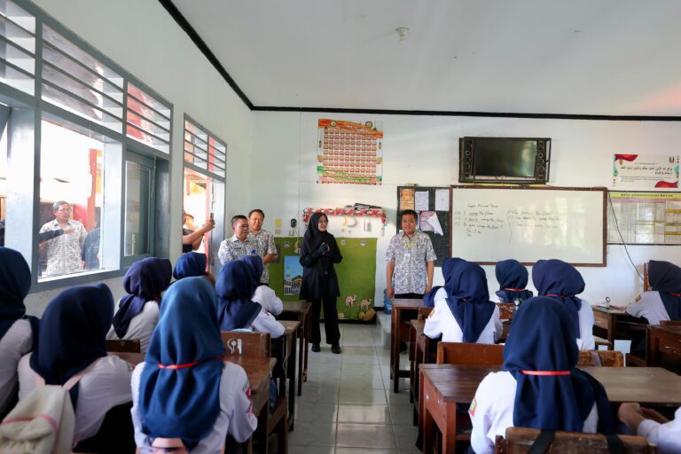 24.681 Siswa Ikuti TKA SMP, Bupati Ipuk Pantau Pelaksanaan agar Berjalan Lancar
