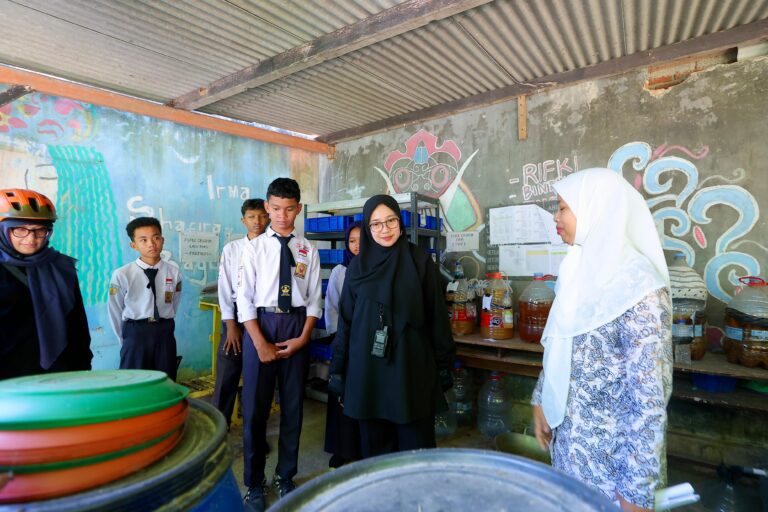 SMPN 3 Banyuwangi Sulap Sampah Jadi Produk Bernilai Ekonomi
