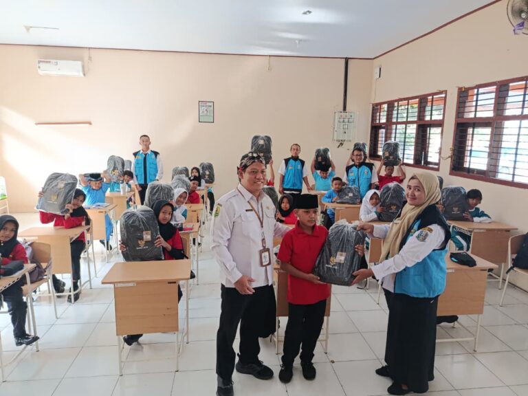 Penuhi Kebutuhan Pendidikan Siswa SRT 50 Trenggalek, Pemprov Jatim-UPT PPSAA Trenggalek Salurkan Bantuan dari Baznas Jatim