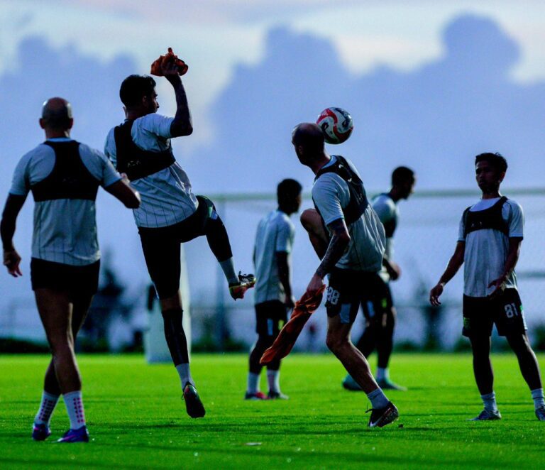 Persiapan Derbi Jawa Timur: Arema FC vs Persebaya Surabaya, Gengsi Tetap Membara Tanpa Suporter