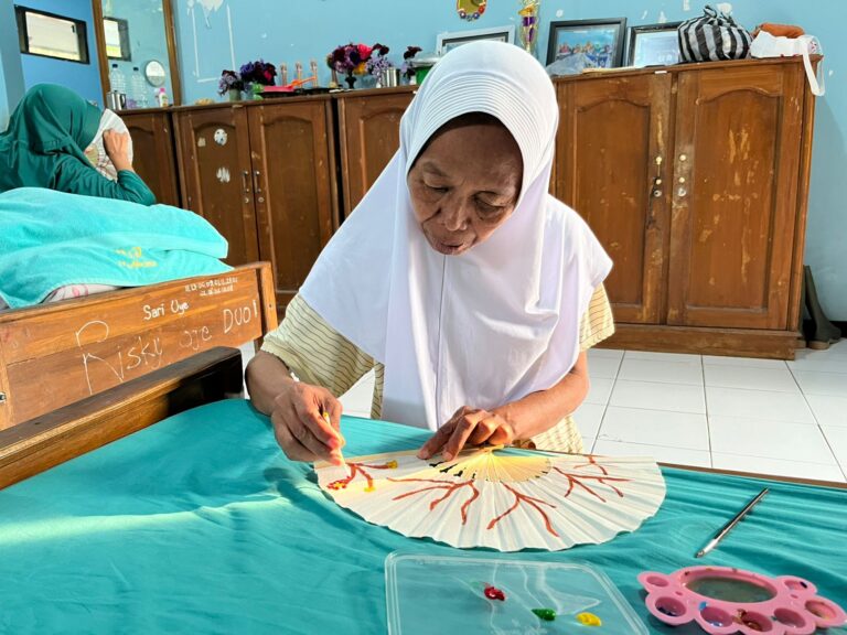 Lansia UPT PSTW Magetan Asah Kreativitas Lewat Terapi Melukis Kipas