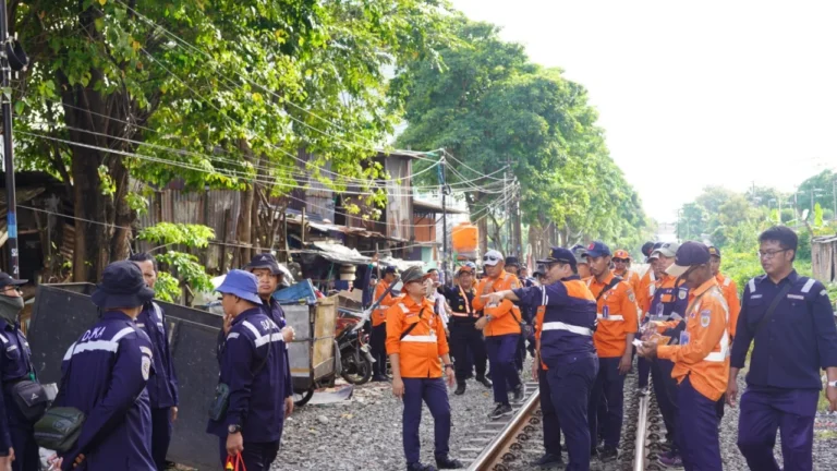 Dukung Pengembangan Double Track, KAI Daop 8 Surabaya dan BTP Kelas I Surabaya Cek Lintas Jalan Kaki Wonokromo–Sepanjang