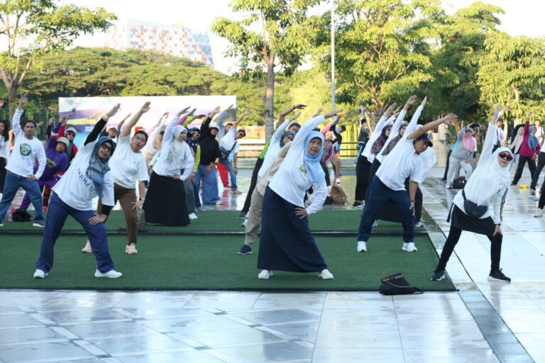 Dorong Gaya Hidup Sehat, UNAIR Hadirkan Jalan Sehat dan Cek Kesehatan Gratis