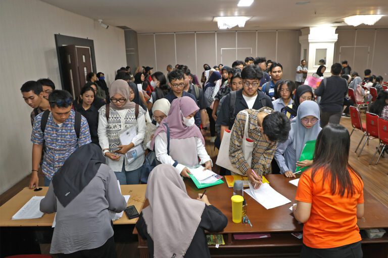Camat dan Lurah Surabaya Sisir Kampung, Deteksi Pemuda Kesulitan Kuliah karena Faktor Ekonomi