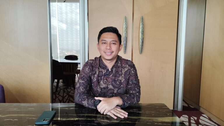 Langkah Konsisten Alumni FPK UNAIR, Kini Jadi Manager dan Bangun Usaha Bersama Istri