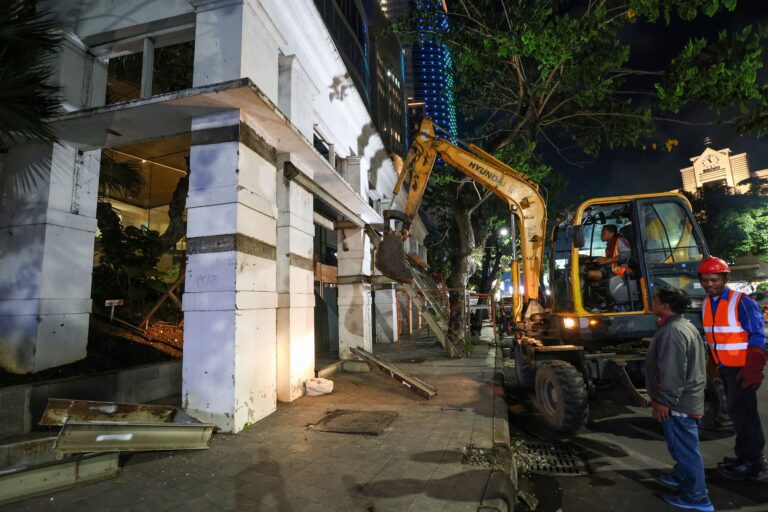 Fasad Eks Toko Nam Dibongkar Bertahap, Pemkot Surabaya Utamakan Keselamatan dan Kelancaran Lalu Lintas