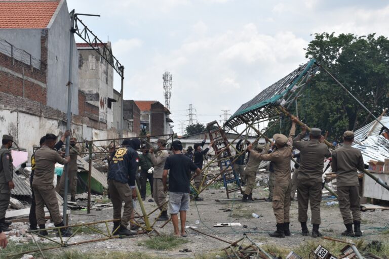 Pemkot Surabaya Kembali Tertibkan Pasar Simorejo Timur, Bangunan Liar Dibongkar