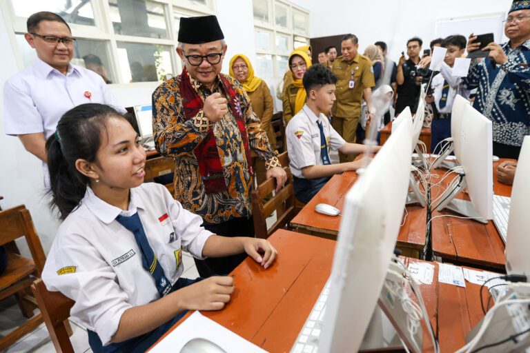 Mendikdasmen Pantau TKA Hari Kedua di Surabaya, Siswa Antusias: “Soalnya Relatif Mudah”