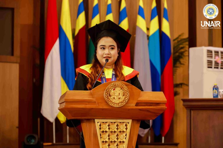 Kubur Mimpi jadi Dokter, Kini Ajeng Raih Gelar Sarjana Hukum UNAIR