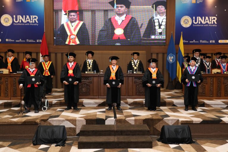 UNAIR Kukuhkan Lima Guru Besar, Rektor Tekankan Peran Ilmu sebagai Solusi di Era Digital