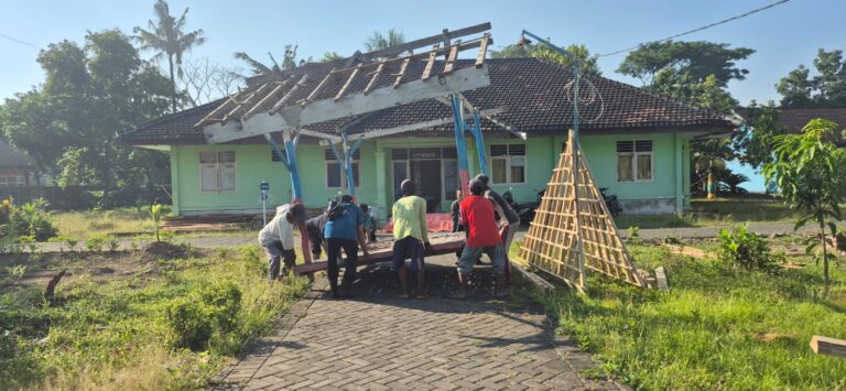 UPT PSTW Jember Gotong Royong Renovasi Gazebo untuk Penerima Manfaat