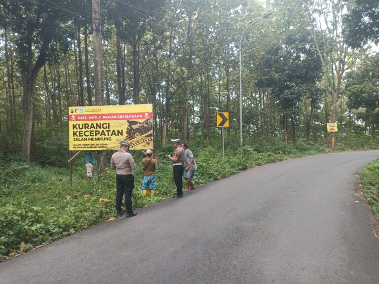Satlantas Bojonegoro Antisipasi Laka Lantas, Papan Imbauan Dipasang di Black Spot