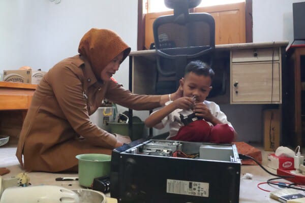 Wakil Bupati Bojonegoro Kunjungi Rumah Daffa, Bantu Fasilitasi Belajar Merakit Sepeda Listrik