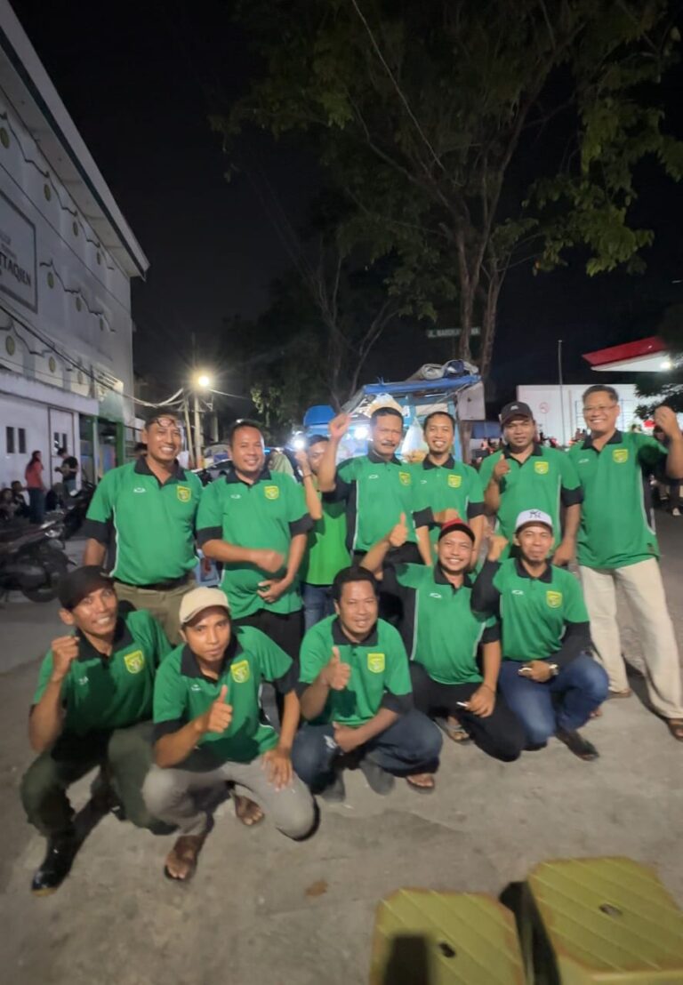 AZA Bagikan Puluhan Polo Persebaya untuk Seragam Penjual Nasi Goreng di Sentra Kuliner Manukan
