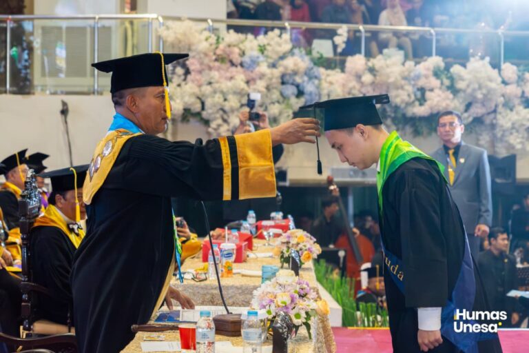 Kukuhkan 1.416 Wisudawan, Rektor Unesa Tekankan Lulusan Mampu Beresiliensi di Level Global