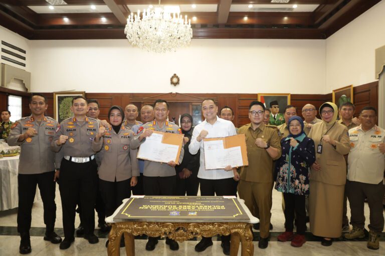 Tingkatkan Respons Cepat Kepolisian, Pemkot Surabaya Serahkan Hibah Rehabilitasi Asrama Koblen
