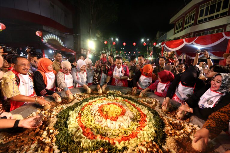 Surabaya Sulap HJKS ke-733 Jadi Magnet Wisata, Festival Rujak Uleg Rasa “Piala Dunia” hingga Light Parade Meriah