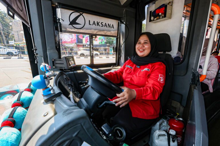 Semangat Kartini: Kisah Eka, Sopir Perempuan Suroboyo Bus yang Betah di Jalanan