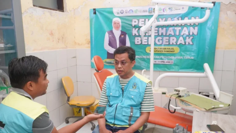 Antusiasme Tinggi, Yankes Bergerak Tangani Puluhan Kasus Gigi Warga Pulau Raas