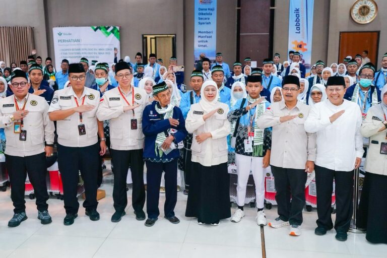 Gubernur Khofifah Lepas Kloter Pertama Jemaah Haji Embarkasi Surabaya, Pesankan Jaga Kesehatan dan Kekhusyukan