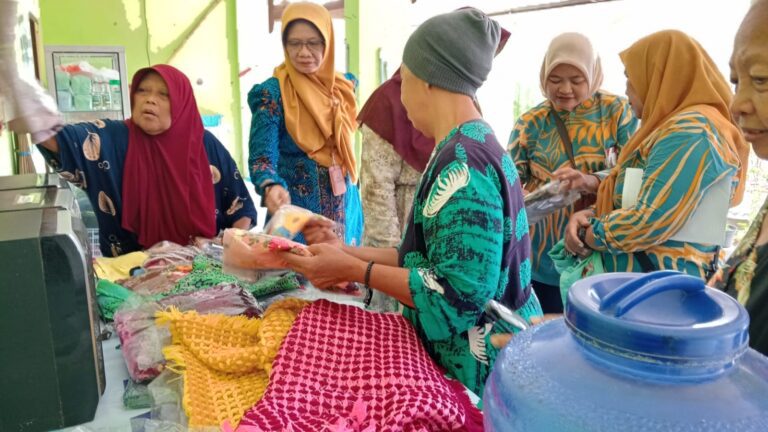 UPT PSTW Jember Dukung Pemberdayaan Lansia, Tim SRT 6 Jember Beli Hasil Keterampilan PM