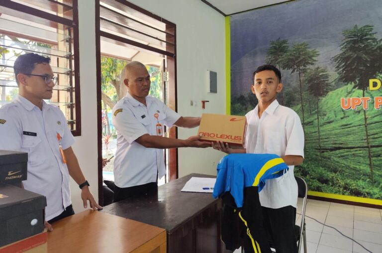 UPT PSBR Blitar Fasilitasi Penerima Manfaat dengan Seragam Olahraga dan Sepatu