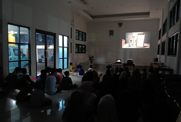 Isi Waktu Sabtu Malam, Penerima Manfaat Pemprov Jatim-UPT PPSAA Nganjuk Ikuti Kegiatan Edukatif dan Rekreatif Nonton Film Bersama