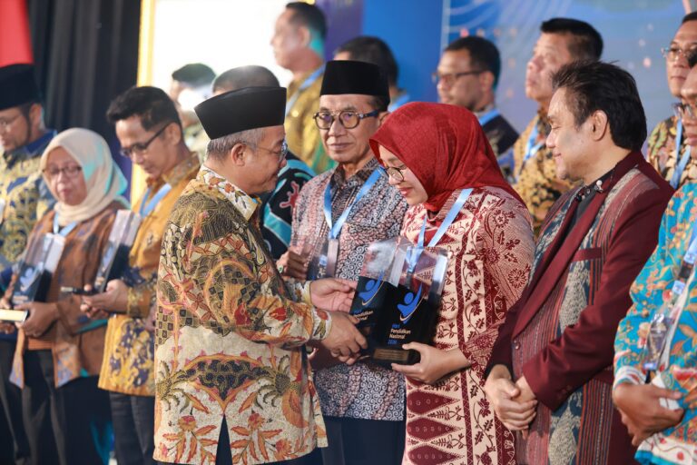 Banyak Program Inovatif Pendidikan, Mendikdasmen Ganjar Dua Penghargaan pada Bupati Ipuk
