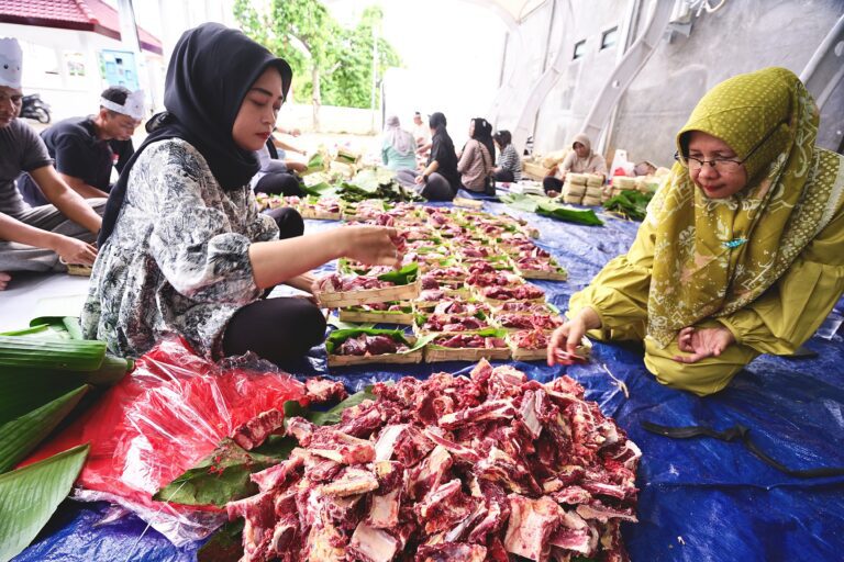 ASN Banyuwangi Gotong Royong Salurkan Ribuan Paket Daging Kurban