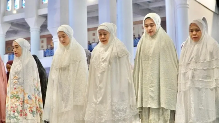 Gubernur Khofifah Salat Iduladha 1447H Bersama Ribuan Jamaah di Masjid Al Akbar Surabaya