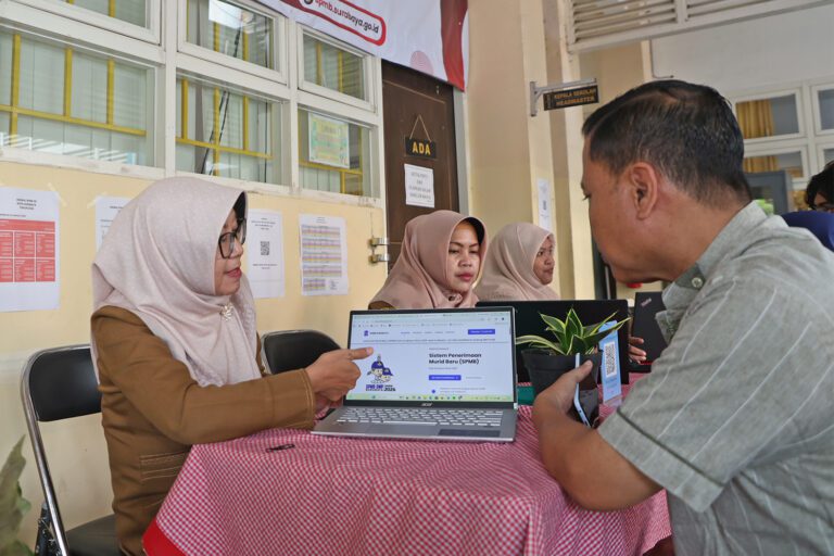 Posko SPMB Dispendik Surabaya, Ribuan Warga Konsultasi Teknis Dokumen
