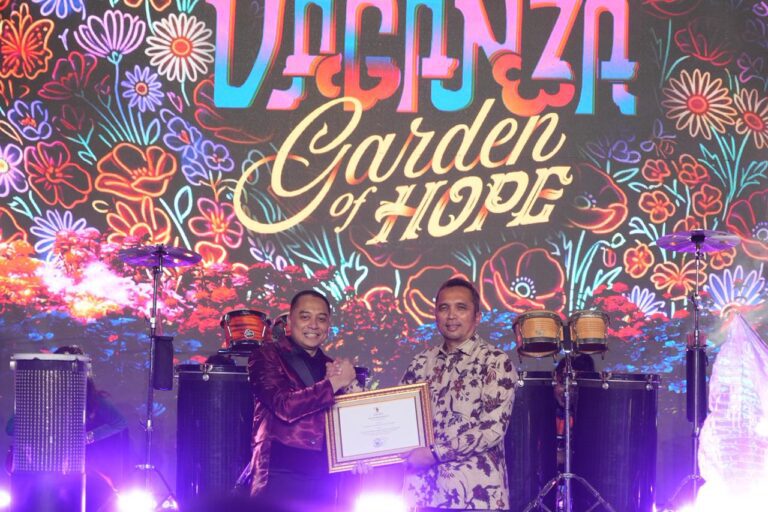 Surabaya Vaganza Sukses Digelar, Wali Kota Eri Cahyadi Terima Piagam KEN 2026 dari Kemenpar RI