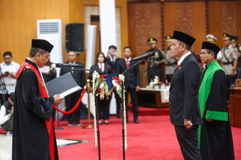 Hadiri Pelantikan Syaifuddin Zuhri, Wali Kota Eri Dorong Penguatan Kerjasama Pemkot dan DPRD Surabaya