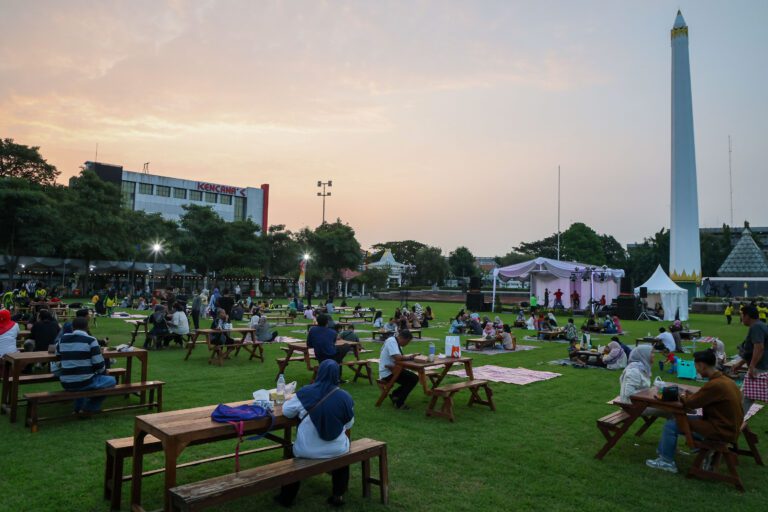 Langit Jingga Tugu Pahlawan: Hangatkan Cangkrukan Sore dan Nostalgia Kuliner di Senja Budaya Surabaya