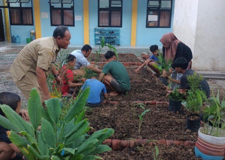 Tanam TOGA Bersama, UPT PPSAA Trenggalek Edukasi Penerima Manfaat Peduli Lingkungan dan Kesehatan