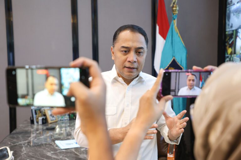 Wali Kota Eri Buka Layanan Hotline, Awasi Langsung Aduan Warga Surabaya