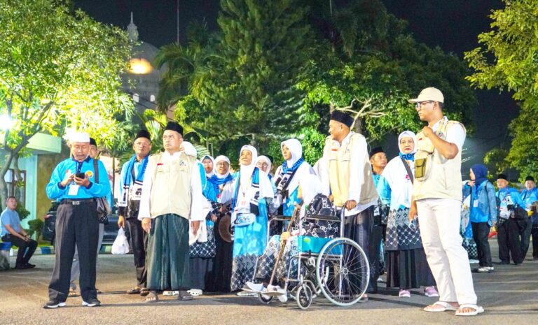 Bupati Bojonegoro Setyo Wahono bersama Wakil Bupati Nurul Azizah Lepas Keberangkatan Calon Jamaah Haji Kabupaten Bojonegoro