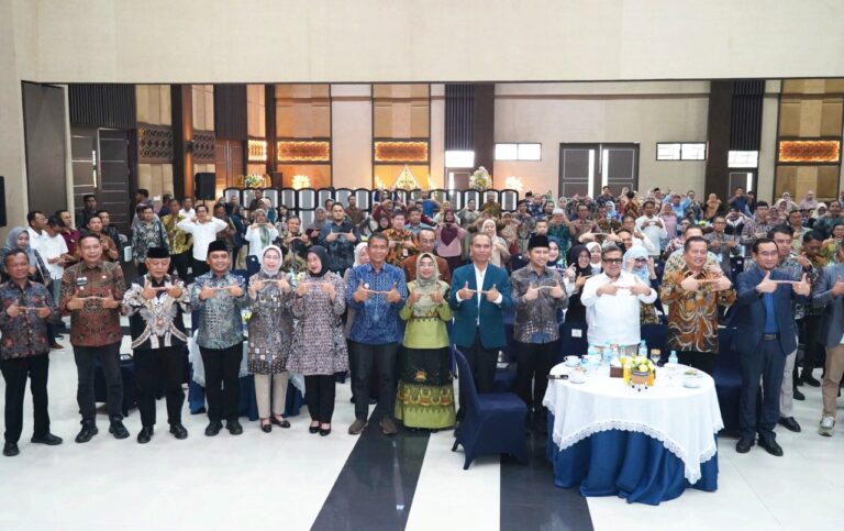 Bupati Setyo Wahono Terima Penghargaan Dari Halal Metric Universitas Brawijaya