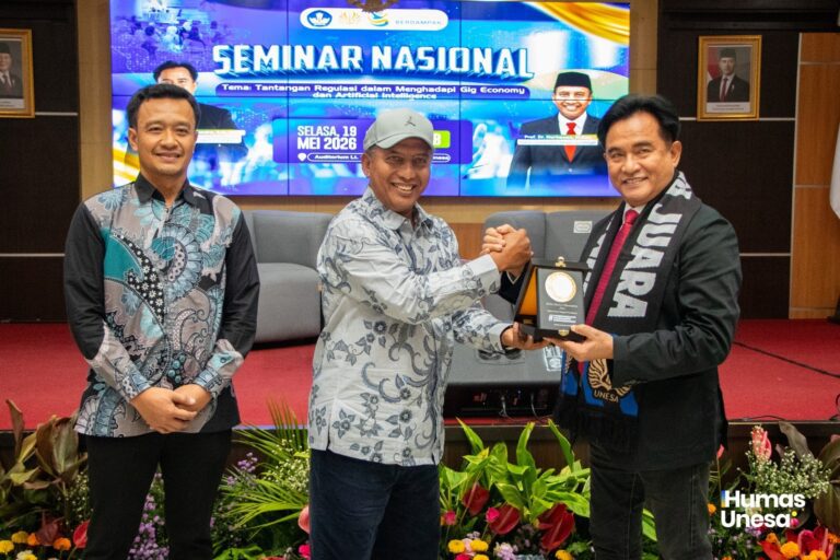 Hadir di Seminar Nasional Unesa, Menko Yusril Tekankan Hukum Harus Adaptif Hadapi Disrupsi AI dan Gig Economy