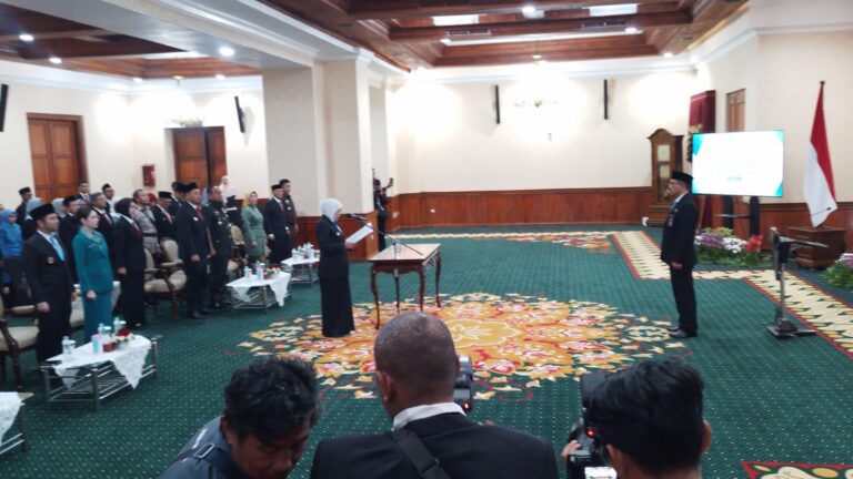 Gubernur Khofifah Kukuhkan Shodiqin Jadi Kaper BKKBN Jatim, Fokus Bangun Kualitas Penduduk dan Tekan Pernikahan Dini